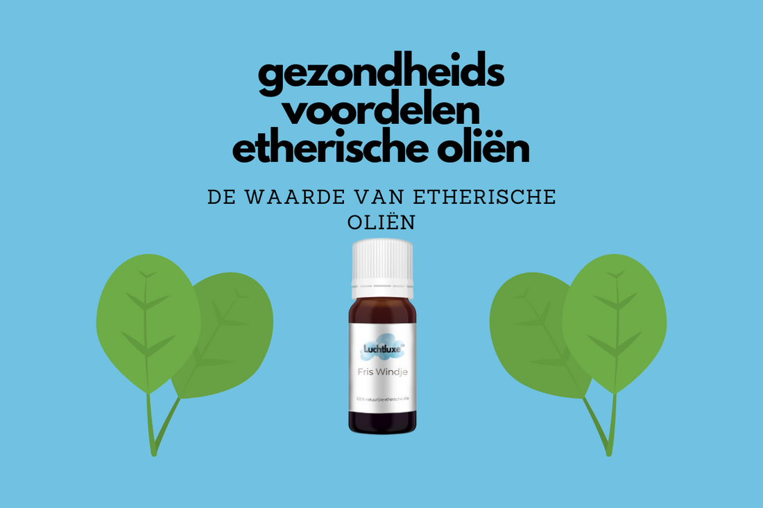 Afbeelding met flesje Luchtluxe Fris Windje etherische olie, groene bladeren, blauwe achtergrond, tekst: gezondheidsvoordelen etherische oliën.