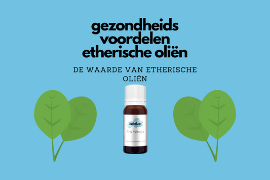Afbeelding met flesje Luchtluxe Fris Windje etherische olie, groene bladeren, blauwe achtergrond, tekst: gezondheidsvoordelen etherische oliën.