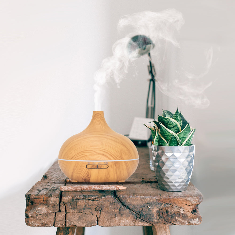 Houten aromadiffuser met een bolvormig ontwerp, instelbare timeropties, LED-verlichting en een handige afstandsbediening.