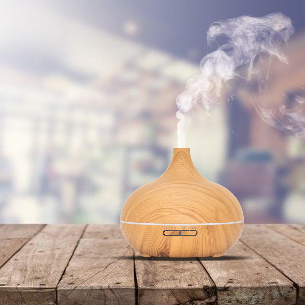 Houten aromadiffuser met een bolvormig ontwerp, instelbare timeropties, LED-verlichting en een handige afstandsbediening.