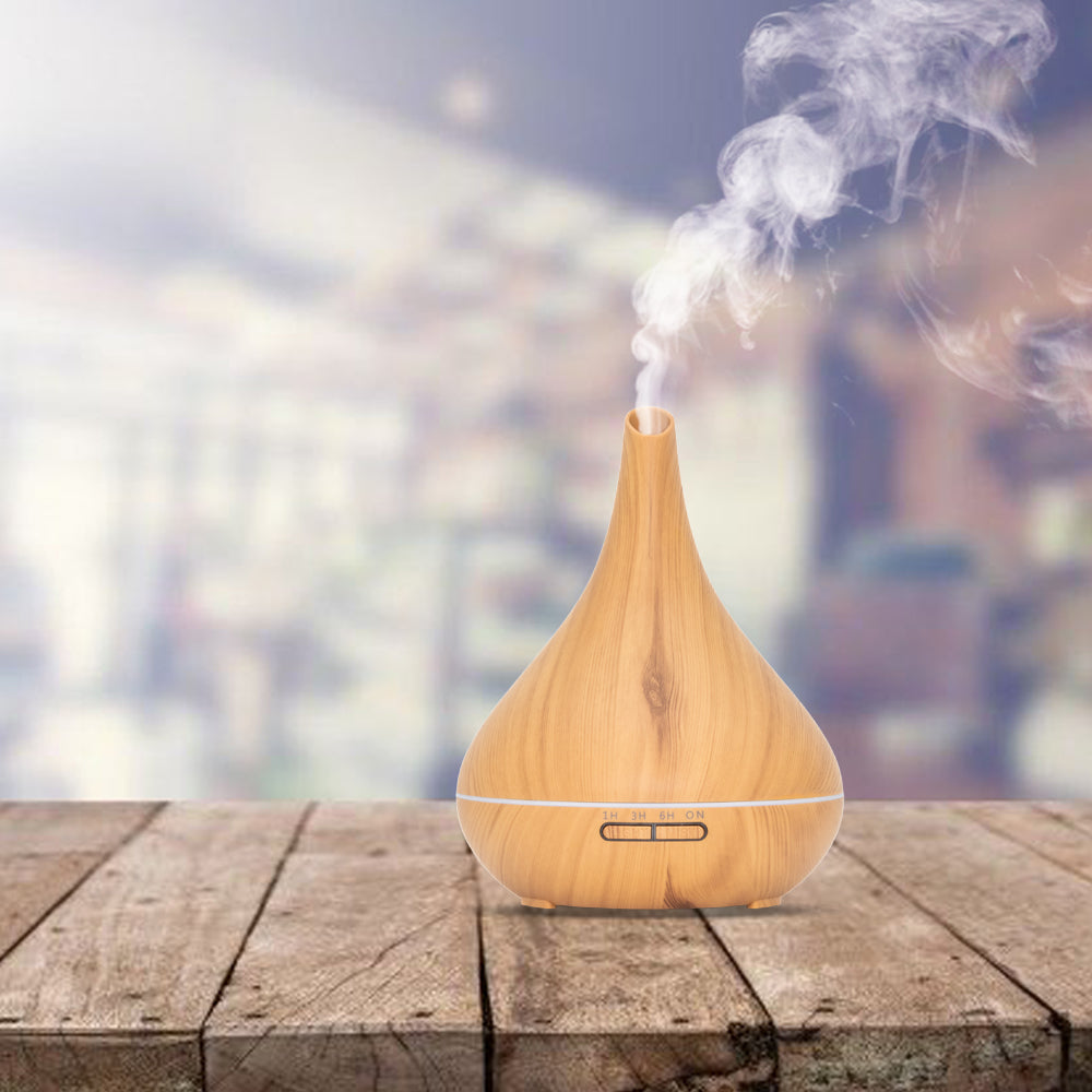 Houten aromadiffuser met een slank, druppelvormig ontwerp, timeropties, zachte LED-verlichting en een afstandsbediening