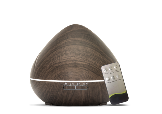 Houten aroma diffuser in druppelvorm met LED-licht, afstandsbediening, timeropties (1u, 3u, 6u, continu) en instelbare lichtinstellingen.