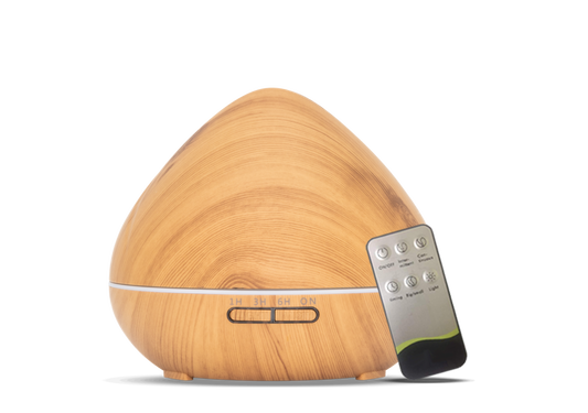 Lichte houten aroma diffuser in druppelvorm met LED-lichtstrip en afstandsbediening. Inclusief timeropties (1u, 3u, 6u, continu) en lichtinstellingen.