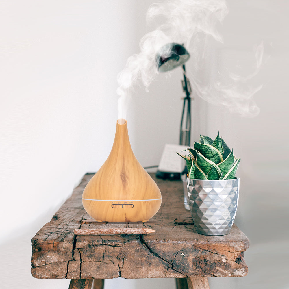 Houten aromadiffuser met een slank, druppelvormig ontwerp, timeropties, zachte LED-verlichting en een afstandsbediening