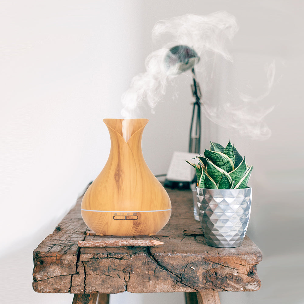 Stijlvolle houten aroma diffuser in vaasvorm met afstandsbediening. Beschikt over timeropties (1u, 3u, 6u) en sfeervolle LED-verlichting.