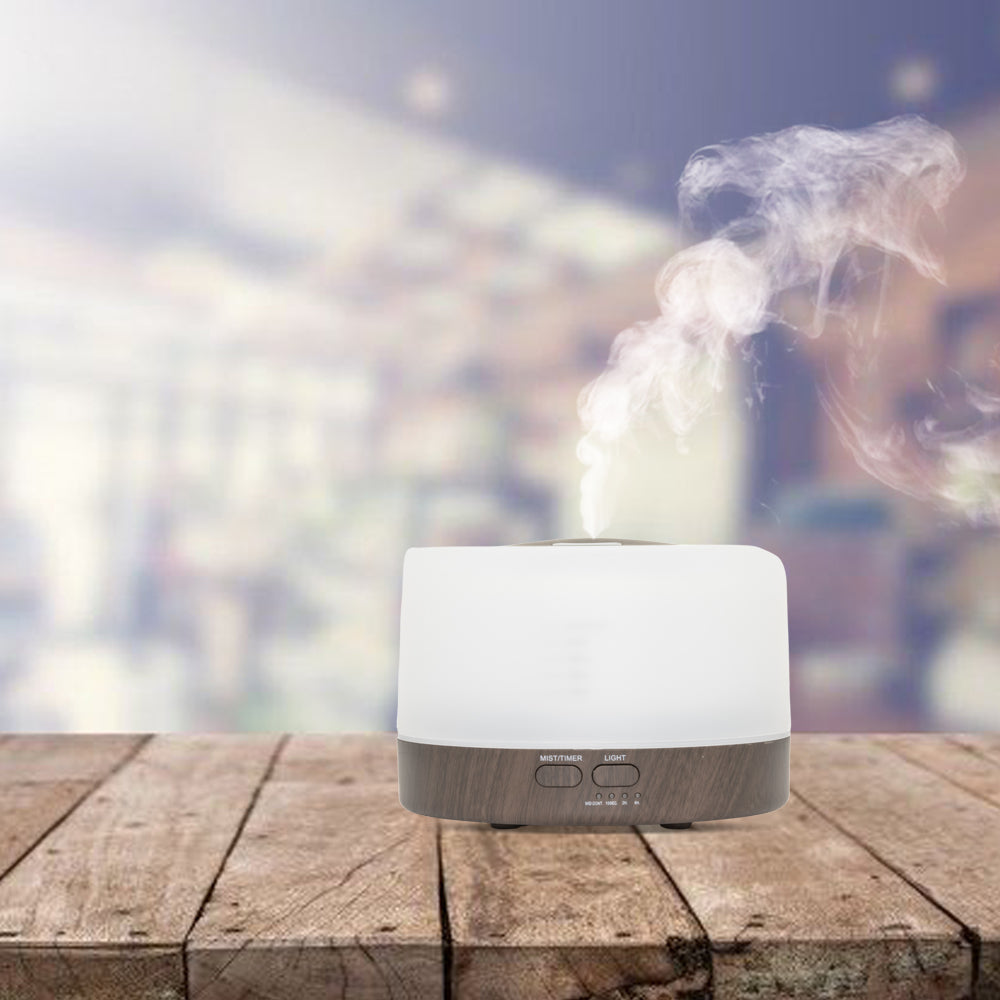 Moderne aroma diffuser met een eenvoudig rechthoekig design en houtafwerking. Voorzien van afstandsbediening, verstelbare timeropties (100 sec, 2 uur, 4 uur) en een zachte LED-verlichting voor een rustgevende sfeer.