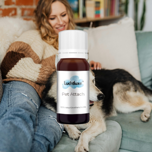 Een  flesje met etherische olie voor dieren, geschikt voor gebruik in aroma diffusers, met een natuurlijke geur voor ontspanning en welzijn.
