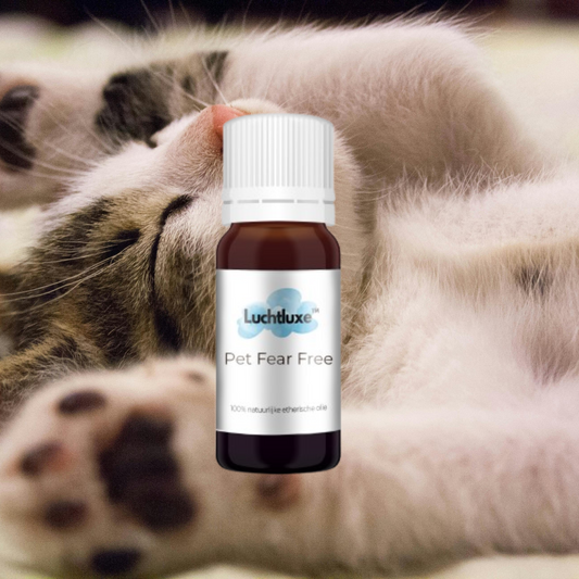 Een  flesje met etherische olie voor dieren, geschikt voor gebruik in aroma diffusers, met een natuurlijke geur voor ontspanning en welzijn.