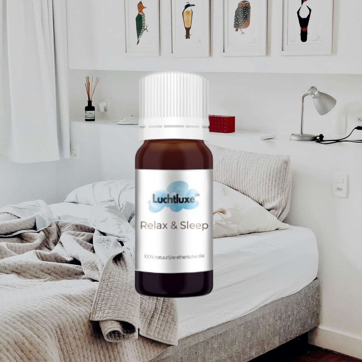 Een flesje met etherische olie, geschikt voor gebruik in aroma diffusers, met een natuurlijke geur voor ontspanning en welzijn.