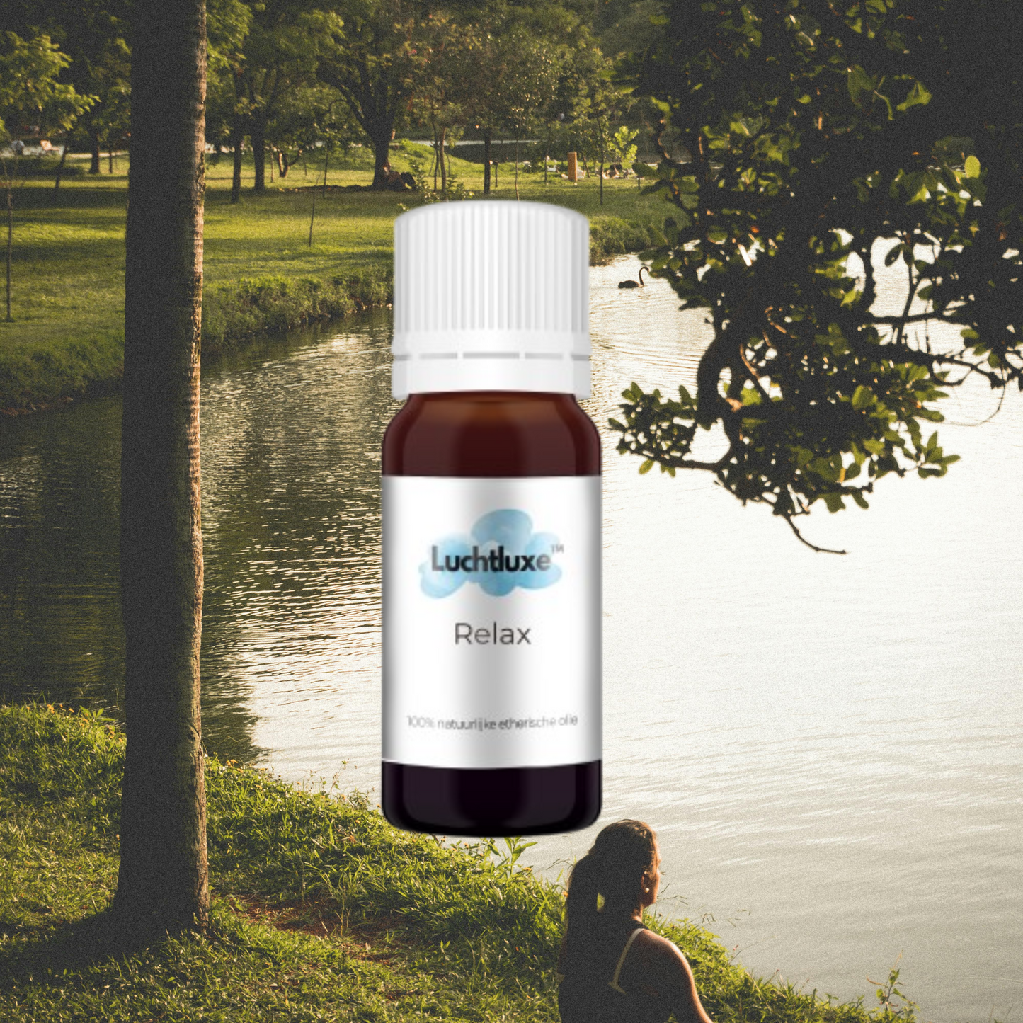 Een flesje met etherische olie, geschikt voor gebruik in aroma diffusers, met een natuurlijke geur voor ontspanning en welzijn.