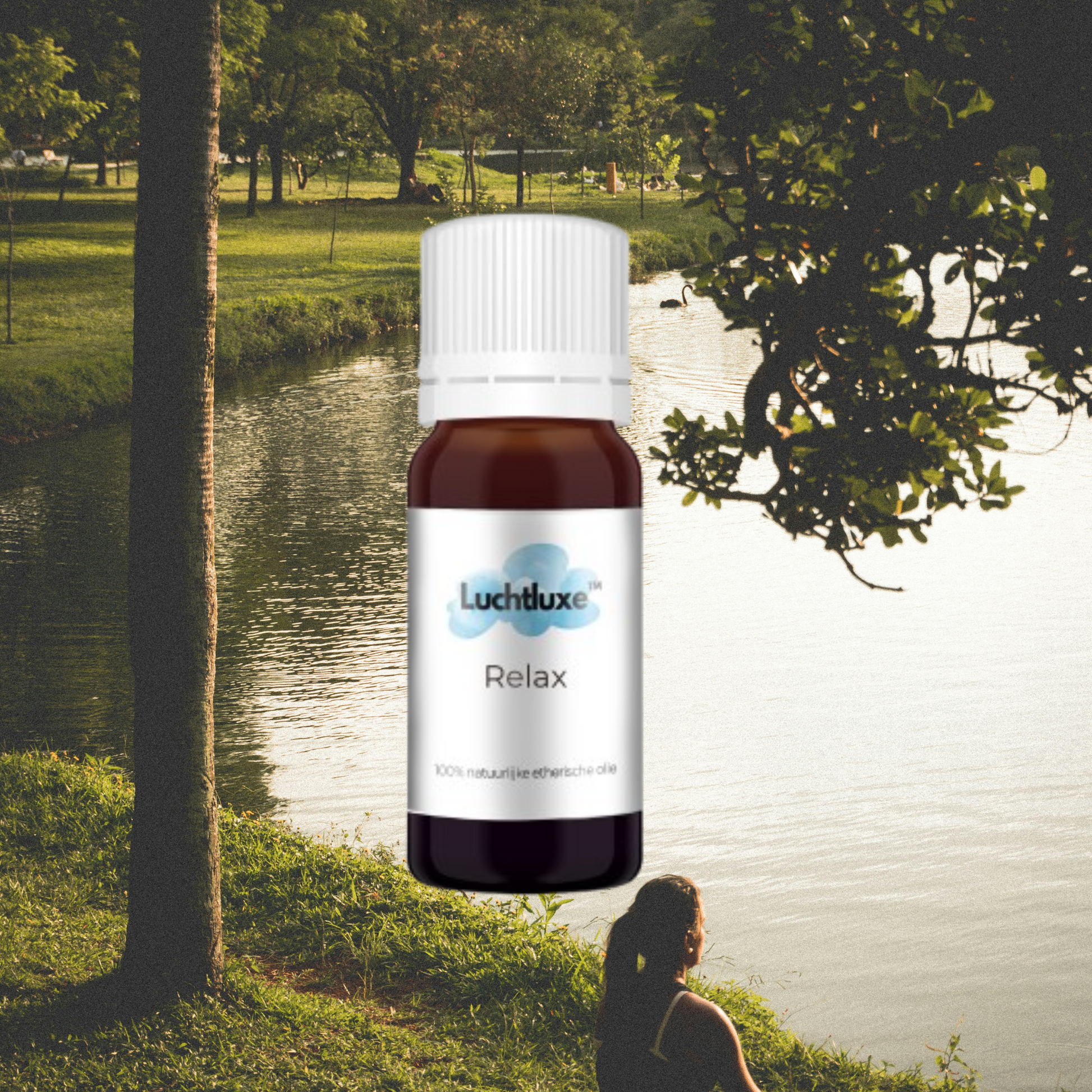 Een flesje met etherische olie, geschikt voor gebruik in aroma diffusers, met een natuurlijke geur voor ontspanning en welzijn.