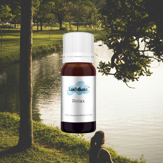 Een flesje met etherische olie, geschikt voor gebruik in aroma diffusers, met een natuurlijke geur voor ontspanning en welzijn.