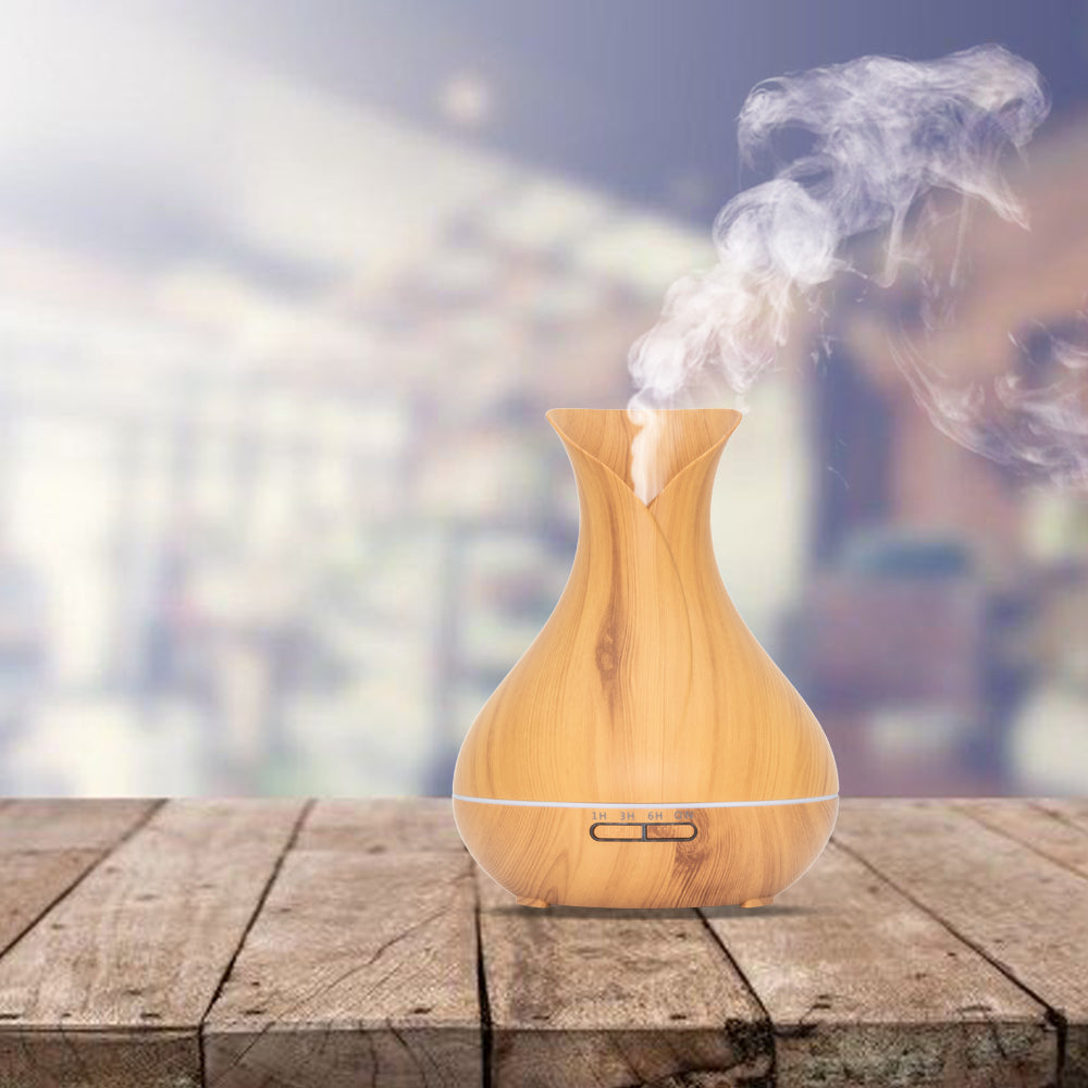 Stijlvolle houten aroma diffuser in vaasvorm met afstandsbediening. Beschikt over timeropties (1u, 3u, 6u) en sfeervolle LED-verlichting.