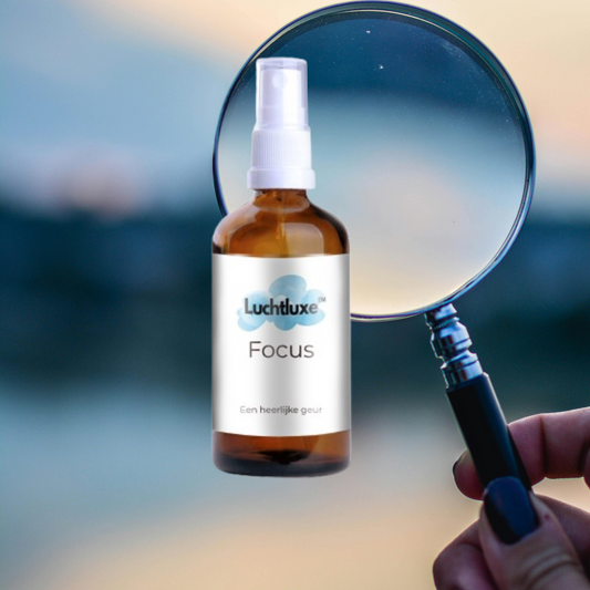Een flesje met 100% natuurzuivere roomspray, ideaal om ruimtes op te frissen en te vullen met een heerlijke, pure, natuurlijke geur.