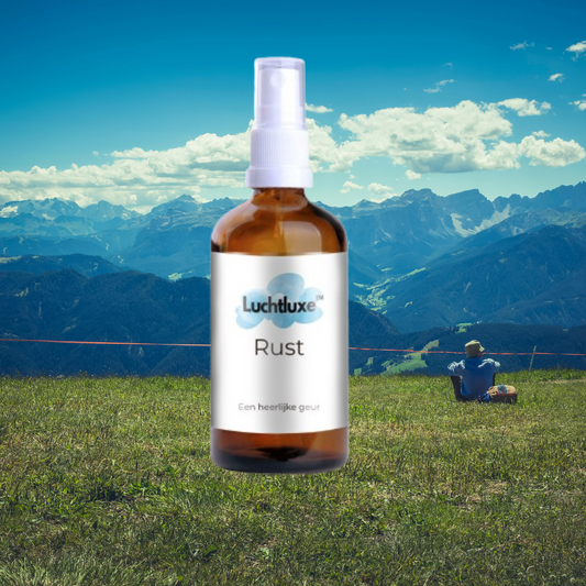 Een flesje met 100% natuurzuivere roomspray, ideaal om ruimtes op te frissen en te vullen met een heerlijke, pure, natuurlijke geur.